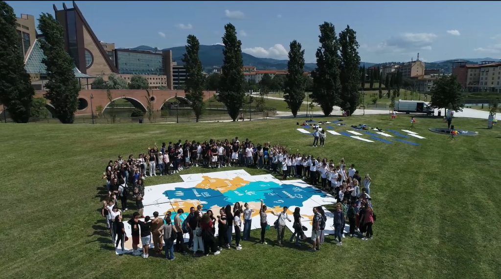 Cooperazione, le idee degli studenti per la Toscana del futuro in una maxi cartina